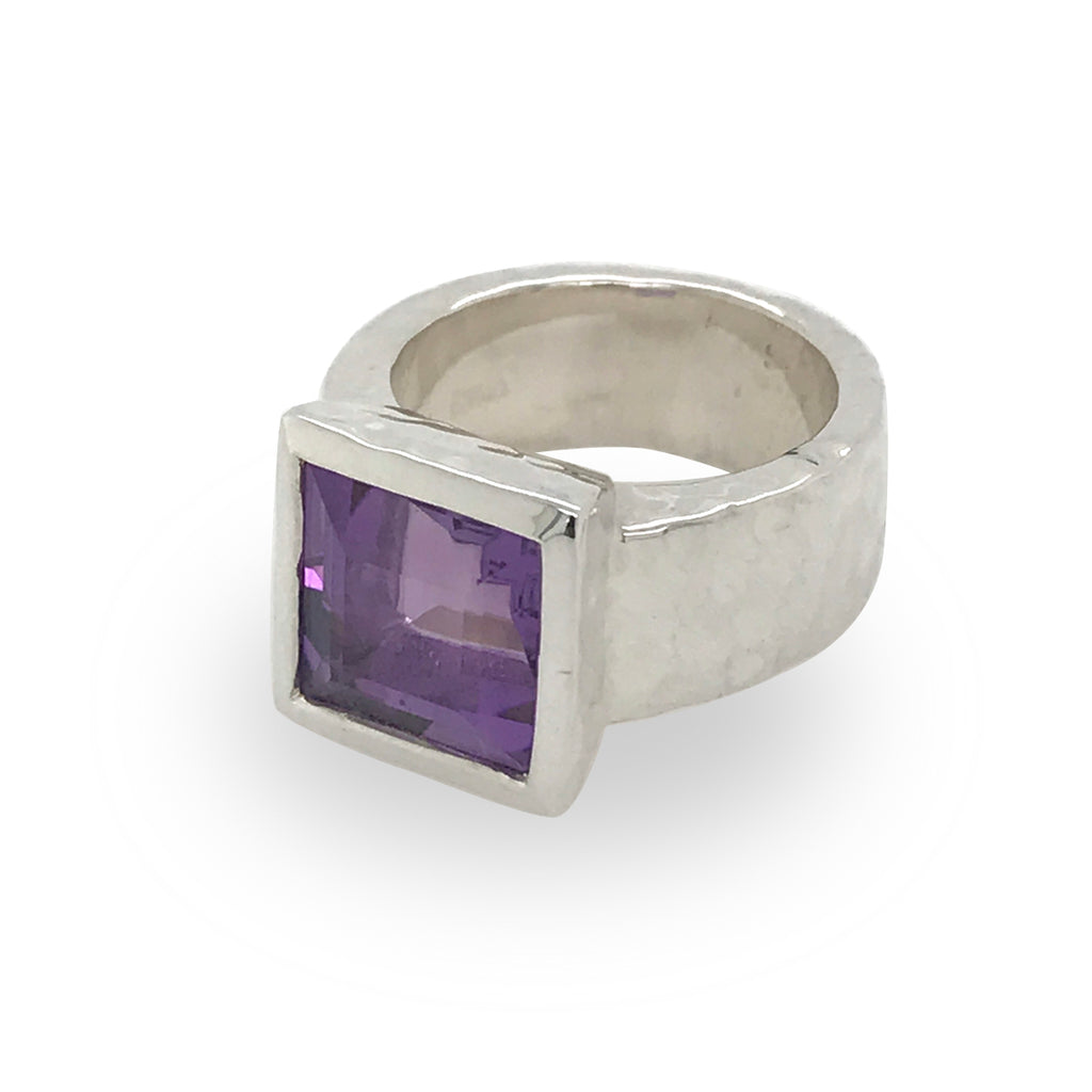 Ripple texture ring with semi-precious stone